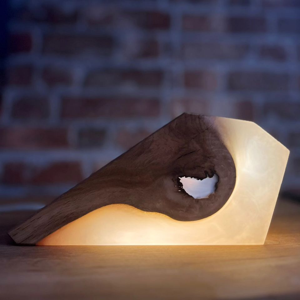 Lampa z dubového dreva a živice